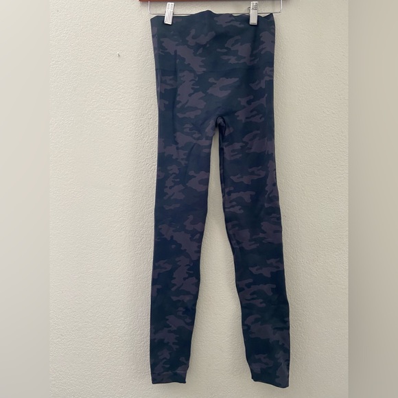 SPANX Black Gray Camo Legging Size Small - Picture 3 of 9